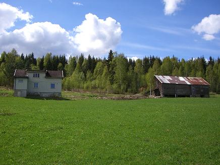 Gården sett fra jordet